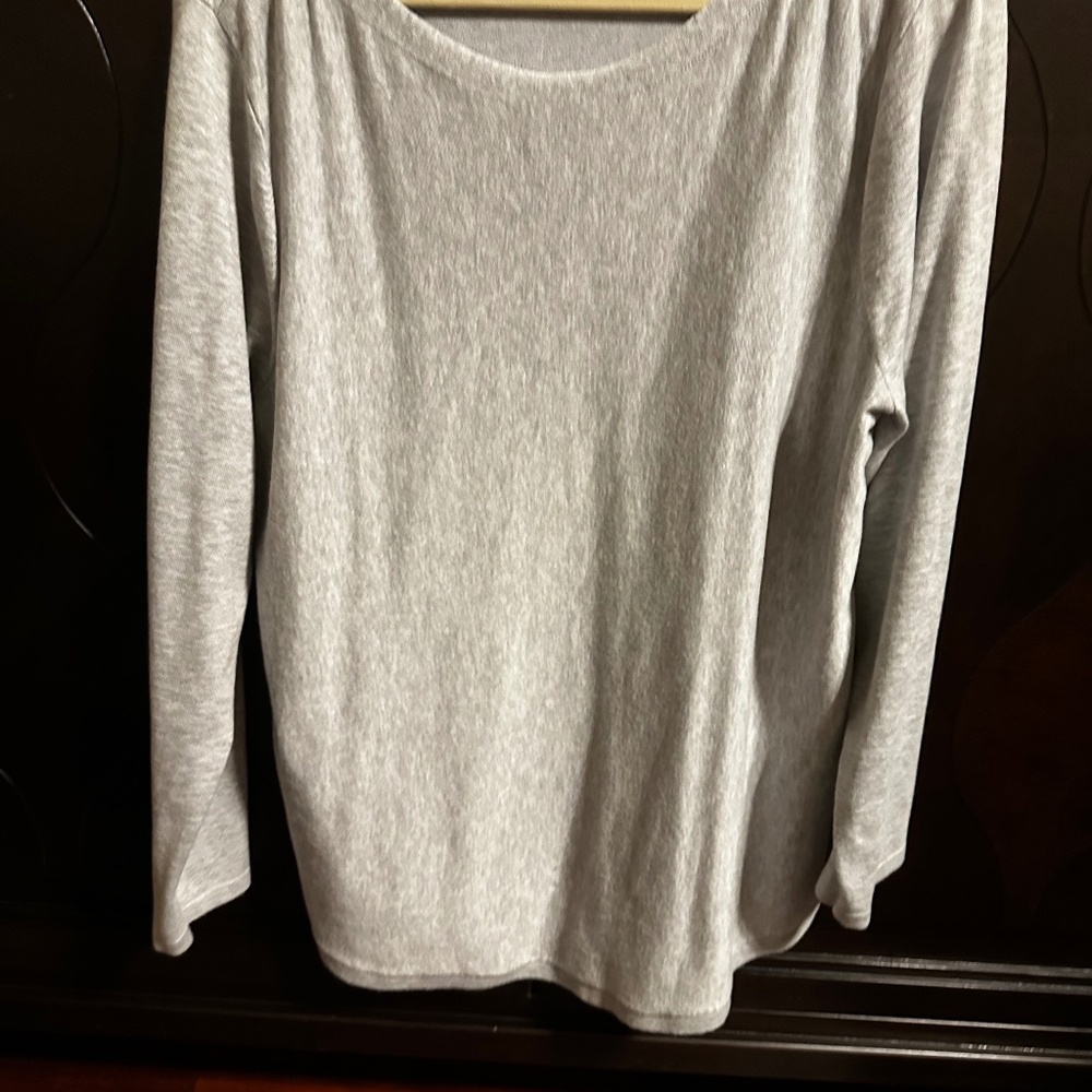 Chico’s lightweight grey long sleeved top sweater.